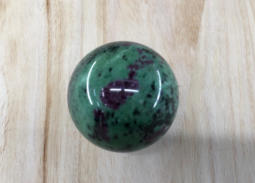 Esfera Rubí con Zoisita 5 cm aprox